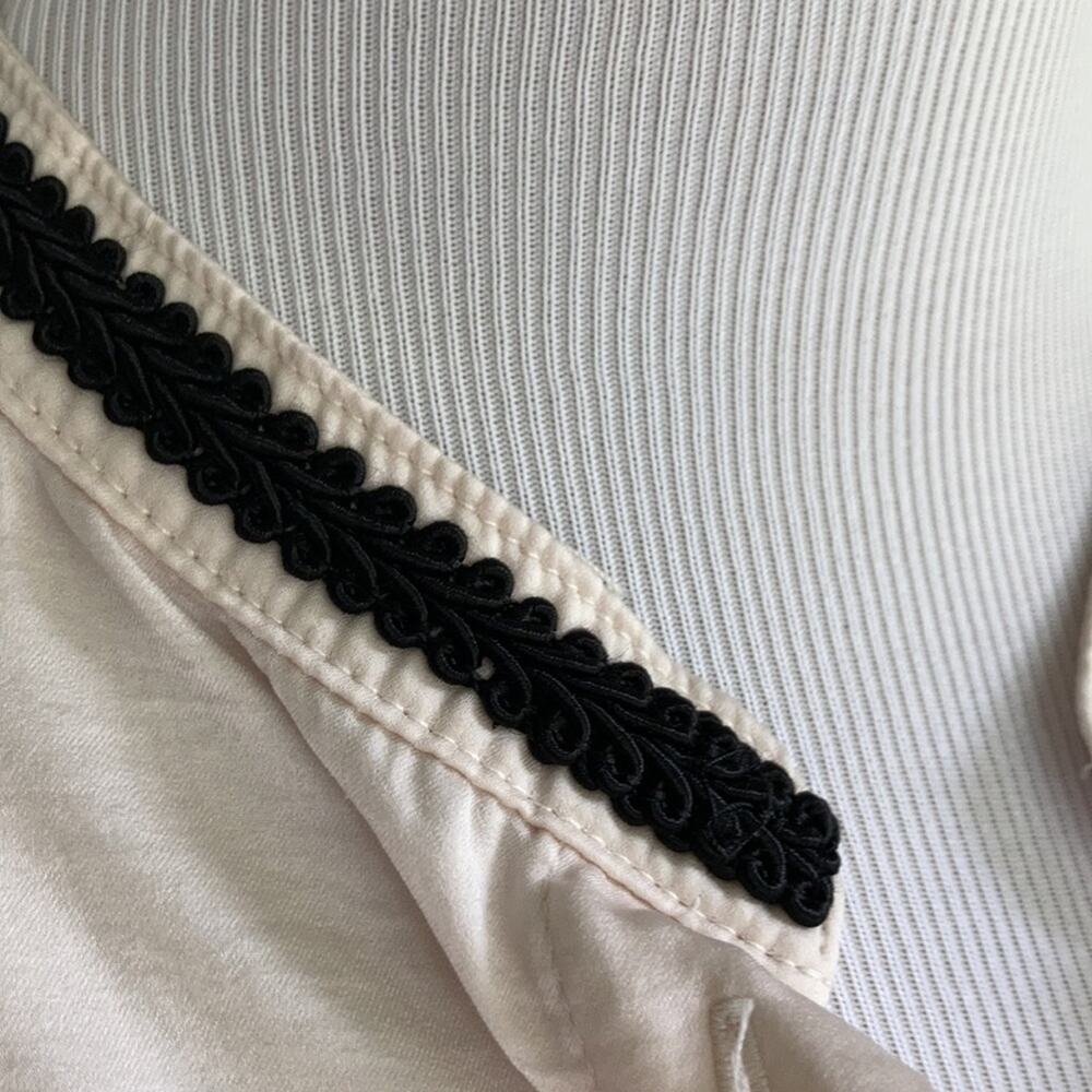 H&M Ivory Blouse W/Black Trim, Size 8 - Picture 3 of 11